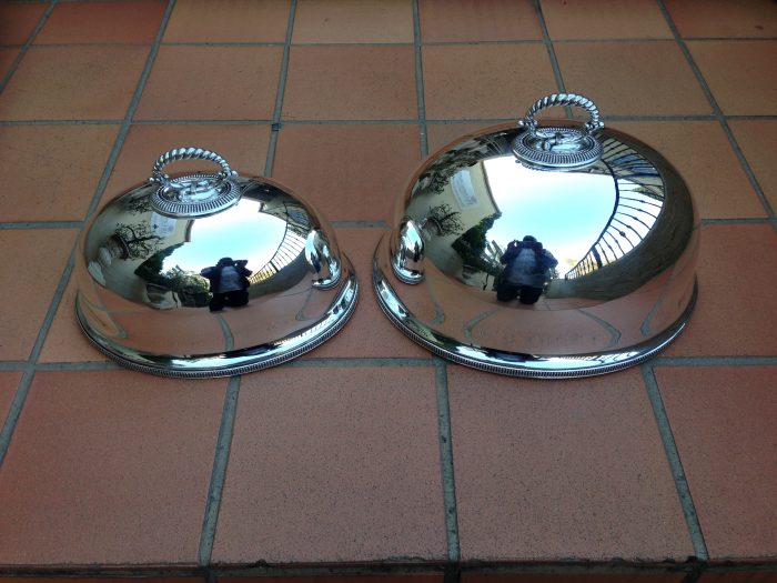 A Pair Of Graduated Silverplated Meat Domes By Walker & Hall    - Image 4