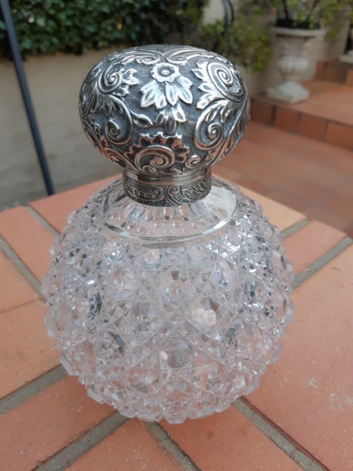 A Pair of Large Late Victorian Silver Mount Ladies Dressing Table Scent Bottles  Maker: Horton & Allday, Birmingham 1888 - Image 5