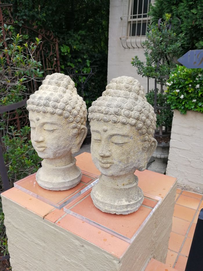 A Pair of 20th Century English Cast Stone Concrete Busts of Buddha On Perspex Bases ND - Image 4