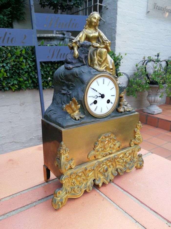 An Mid-19th Century French Gilt  Bronze Clock Complete With Pendulum And Key, Circa 1850s - Image 3