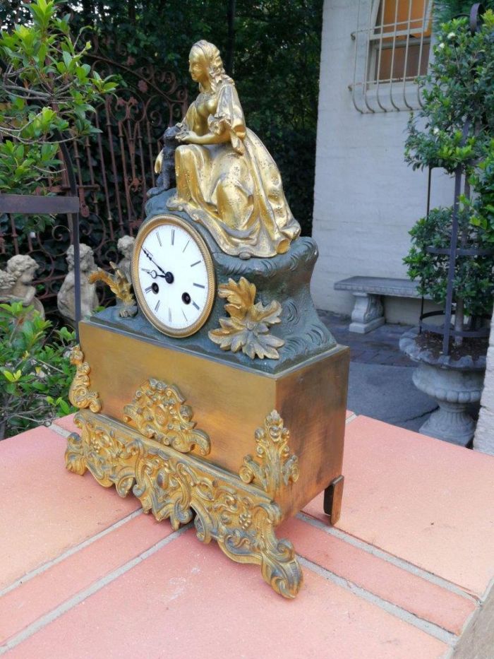 An Mid-19th Century French Gilt  Bronze Clock Complete With Pendulum And Key, Circa 1850s - Image 4