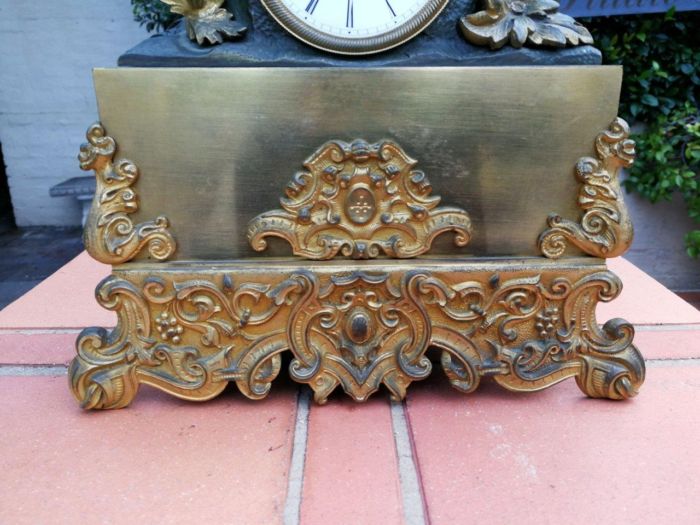 An Mid-19th Century French Gilt  Bronze Clock Complete With Pendulum And Key, Circa 1850s - Image 5