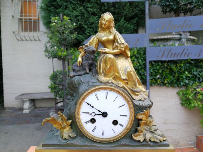 An Mid-19th Century French Gilt  Bronze Clock Complete With Pendulum And Key, Circa 1850s - Image 6