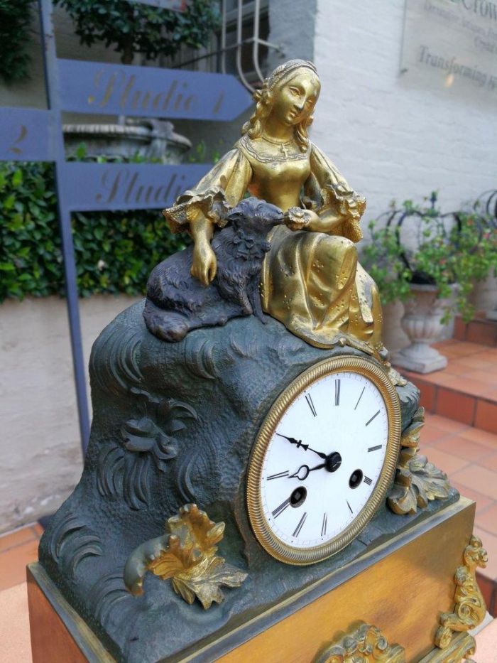 An Mid-19th Century French Gilt  Bronze Clock Complete With Pendulum And Key, Circa 1850s - Image 7