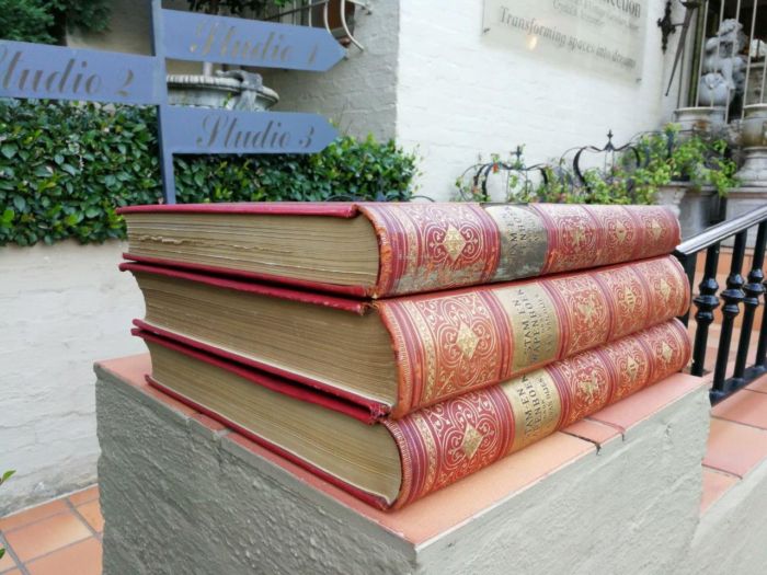 A Set Of Late 19th Century Circa 1885/1890 Extra-Large Size Decorative Books Entitled Stam En Wapenboek Van Aanzienlijke Nederlandsche Familien In Red Hardcovers With Gilt-Lettering And Tooling - Image 3