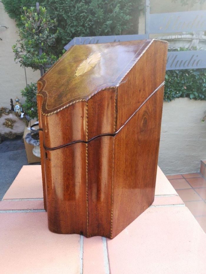 An 18th Century Walnut and Inlaid Knife Box. Interior missing - Image 3