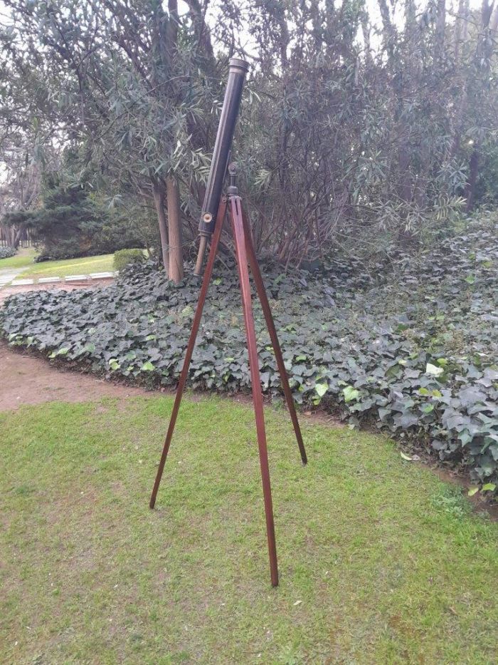 An Antique Early 20th Circa 1920 Century British T. Cooke And Sons Ltd. Brass And Black Painted Telescope With Makers Name (Company Originally Founded By Thomas Cooke In 1837) With Lens Cap On Oak Folding Tripod - Image 2