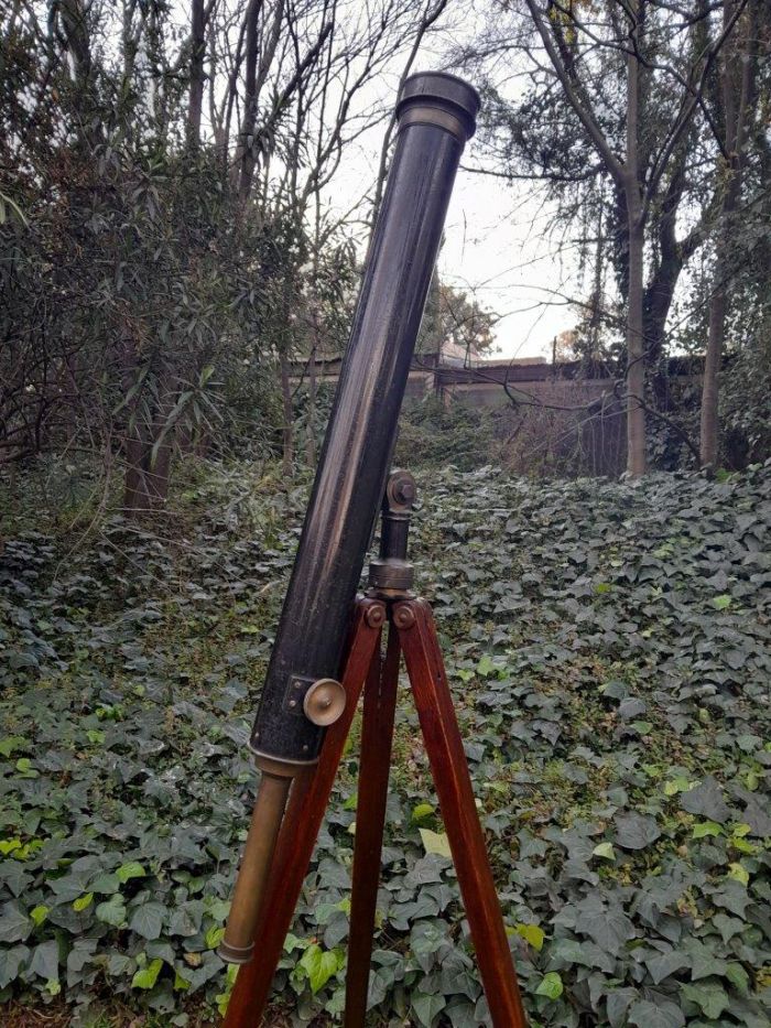 An Antique Early 20th Circa 1920 Century British T. Cooke And Sons Ltd. Brass And Black Painted Telescope With Makers Name (Company Originally Founded By Thomas Cooke In 1837) With Lens Cap On Oak Folding Tripod - Image 3