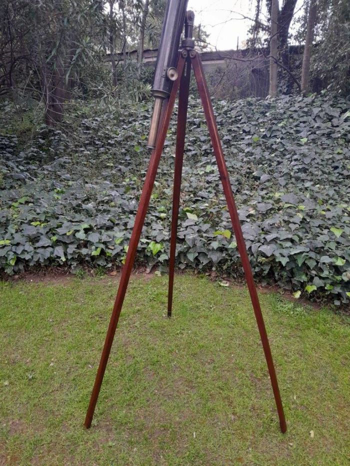 An Antique Early 20th Circa 1920 Century British T. Cooke And Sons Ltd. Brass And Black Painted Telescope With Makers Name (Company Originally Founded By Thomas Cooke In 1837) With Lens Cap On Oak Folding Tripod - Image 4