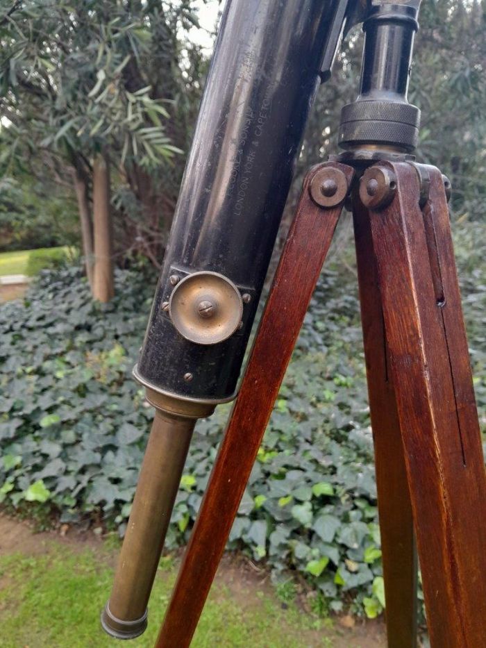 An Antique Early 20th Circa 1920 Century British T. Cooke And Sons Ltd. Brass And Black Painted Telescope With Makers Name (Company Originally Founded By Thomas Cooke In 1837) With Lens Cap On Oak Folding Tripod - Image 5