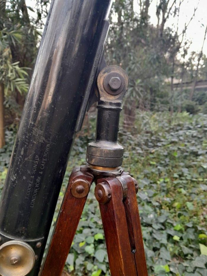 An Antique Early 20th Circa 1920 Century British T. Cooke And Sons Ltd. Brass And Black Painted Telescope With Makers Name (Company Originally Founded By Thomas Cooke In 1837) With Lens Cap On Oak Folding Tripod - Image 6