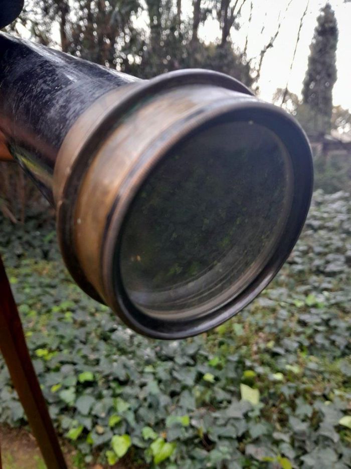 An Antique Early 20th Circa 1920 Century British T. Cooke And Sons Ltd. Brass And Black Painted Telescope With Makers Name (Company Originally Founded By Thomas Cooke In 1837) With Lens Cap On Oak Folding Tripod - Image 7