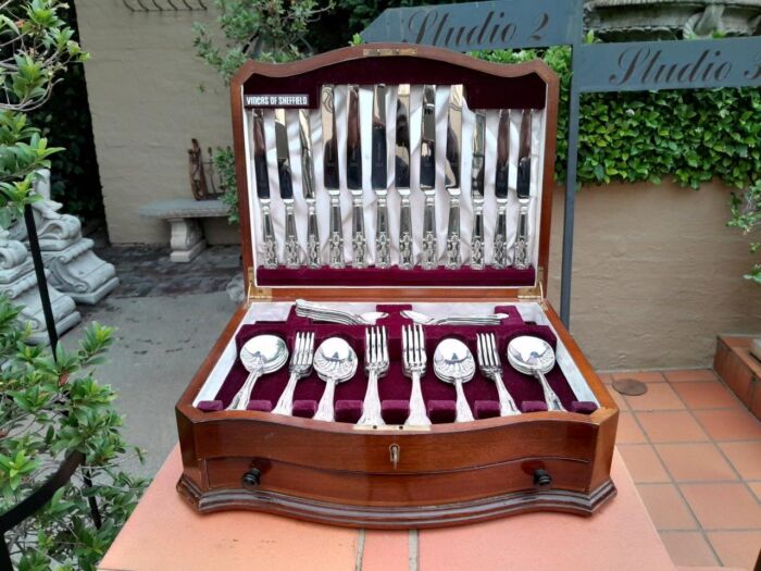 A 20th Century Viners Of Sheffield Epns Kings Pattern Cutlery Set  Six Place Setting In Original Canteen