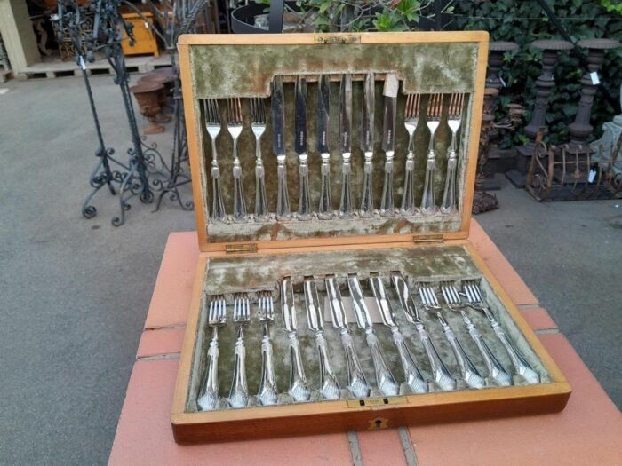 An Antique 20th Century Circa Early 1900s Twelve Place Fruit Cutlery Set in Walnut Canteen - Image 2