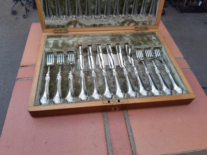 An Antique 20th Century Circa Early 1900s Twelve Place Fruit Cutlery Set in Walnut Canteen - Image 3