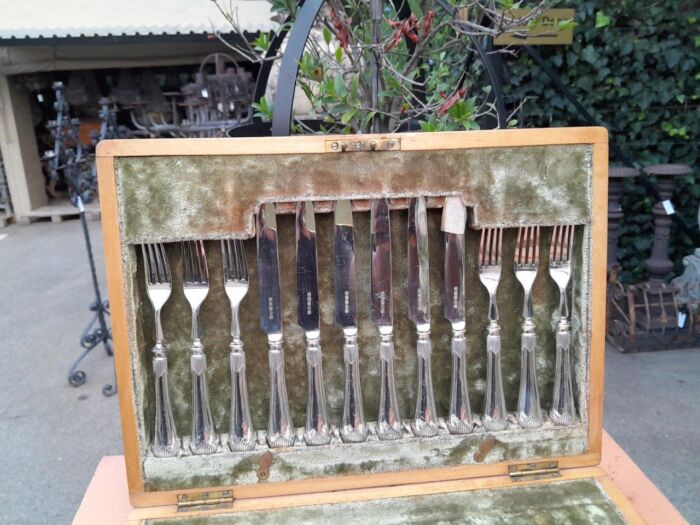 An Antique 20th Century Circa Early 1900s Twelve Place Fruit Cutlery Set in Walnut Canteen - Image 4