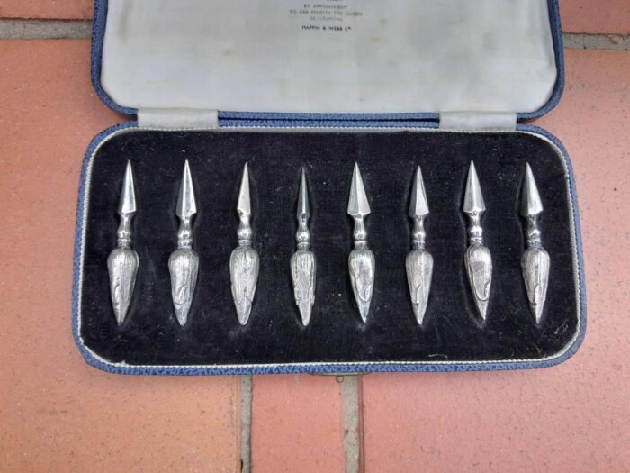 An Early 20th Century Mappin and Webb Cased Set of Eight Silver Plate Corn Holders - Image 2