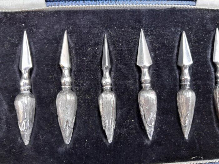 An Early 20th Century Mappin and Webb Cased Set of Eight Silver Plate Corn Holders - Image 3