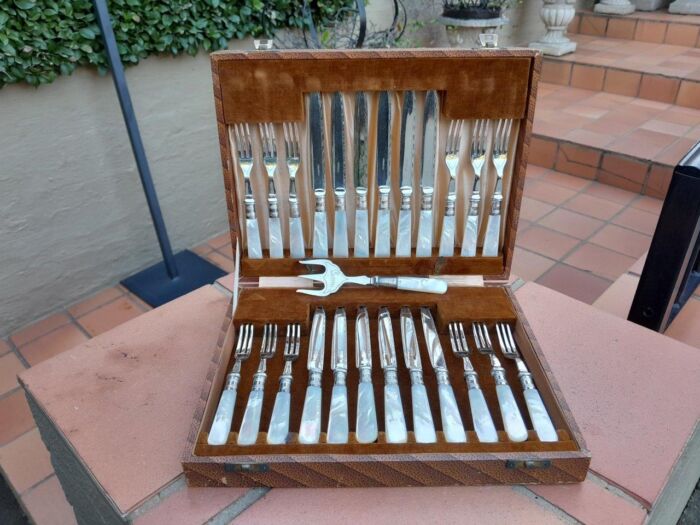 A Late 19th / Early 20th Century Silver Plate Cased Set of Twelve Fruit Forks and Knives and Fruit Server With Mother of Pearl handles - Image 2