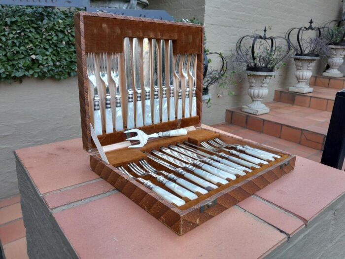 A Late 19th / Early 20th Century Silver Plate Cased Set of Twelve Fruit Forks and Knives and Fruit Server With Mother of Pearl handles - Image 3