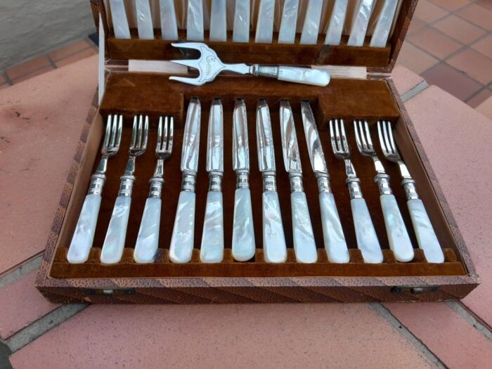 A Late 19th / Early 20th Century Silver Plate Cased Set of Twelve Fruit Forks and Knives and Fruit Server With Mother of Pearl handles - Image 4