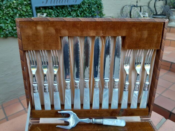 A Late 19th / Early 20th Century Silver Plate Cased Set of Twelve Fruit Forks and Knives and Fruit Server With Mother of Pearl handles - Image 5