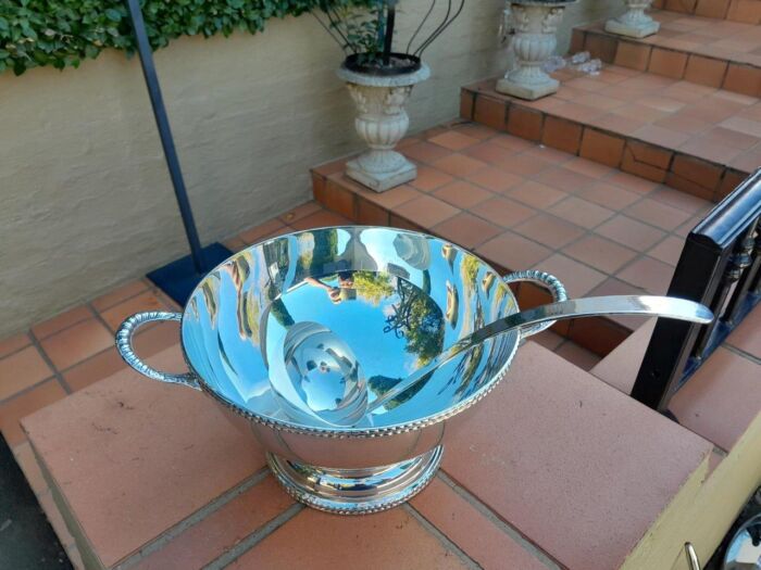 A 20th Century Georgian Style Silver Plated Tureen With Handles And Ladle - Image 5