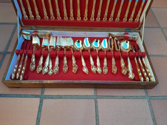 A Canteen Of 24kt 12 Place Ornately Gold Plated Stainless Steel Cutlery Set - Image 4