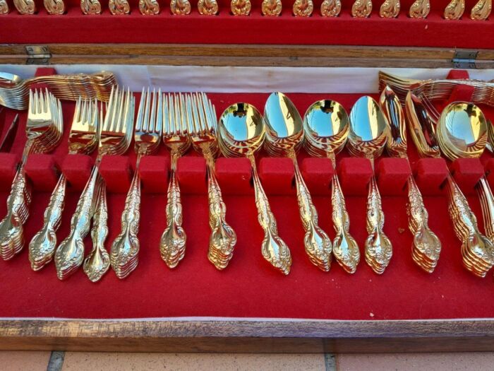 A Canteen Of 24kt 12 Place Ornately Gold Plated Stainless Steel Cutlery Set - Image 5