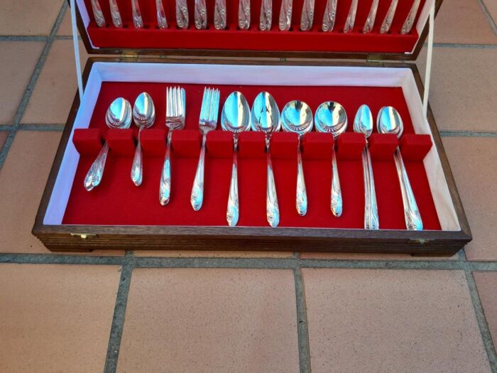 An A1 Silver Plate 8 Place Cutlery Set By Holmes & Edwards In A Canteen - Image 4