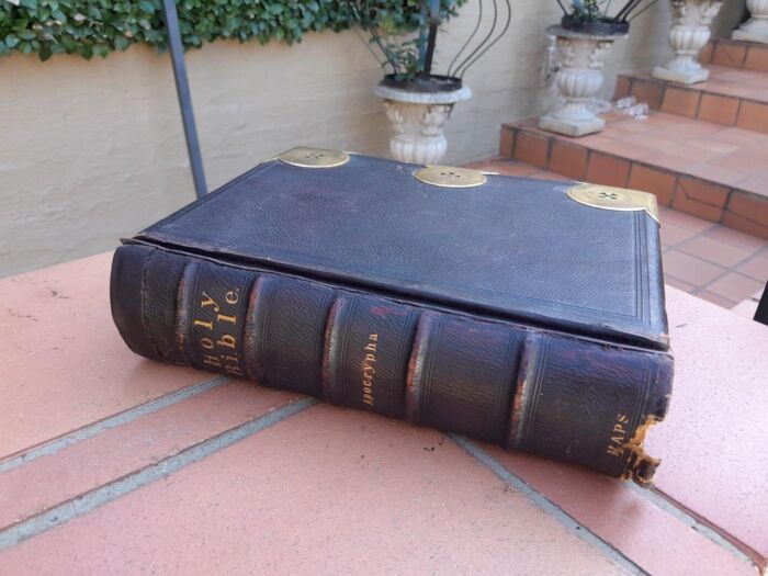 A 19th Century Bible With Old And New Testament With Gilt Tooled Leather And  Clasp - Image 4